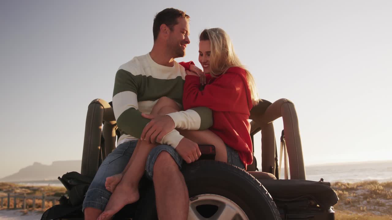 사랑 에 빠진 부부 가 함께 도로 여행 에서 자유로운 시간 을 즐기고 있다