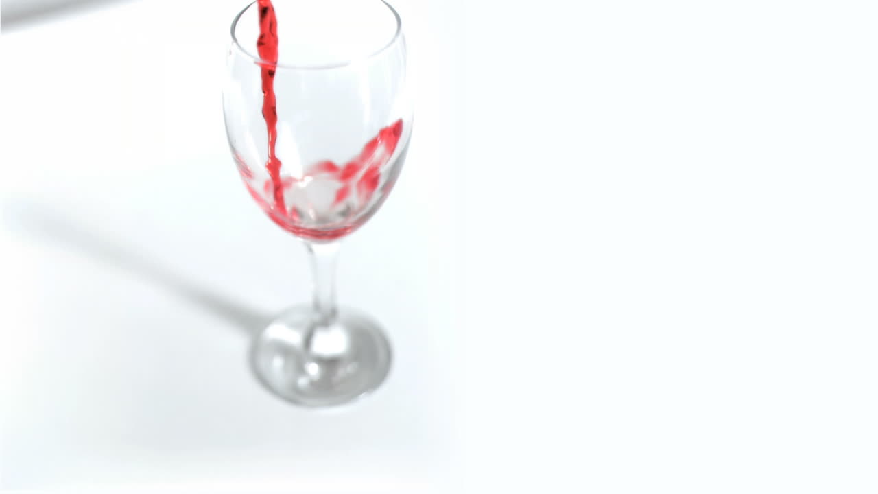 vino rosso che viene versato in super rallentatore
