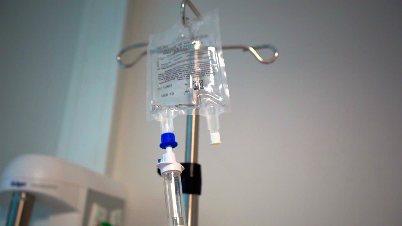 замедленная съемка инфузионного мешка в больнице