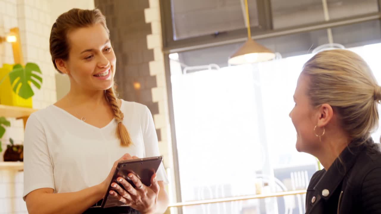 mujer haciendo un pedido a los camareros 4k