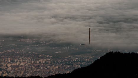 cima de la vista de la montaña con olas de niebla sobre una gran ciudad