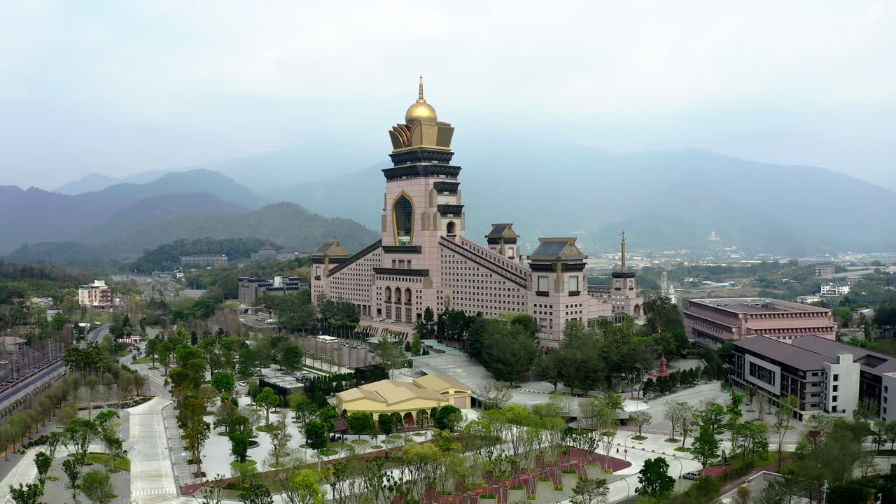 toma aérea hacia adelante del monasterio puli chung tai chan en la ciudad de taiwán, taipei - vista de drones de 4k prores