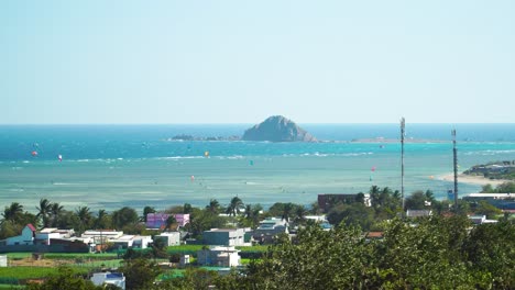 Große-Panoramaaufnahme-Von-Kitesurfern-In-Meiner-Hoa-Lagune,-Phan-Rang,-Vietnam