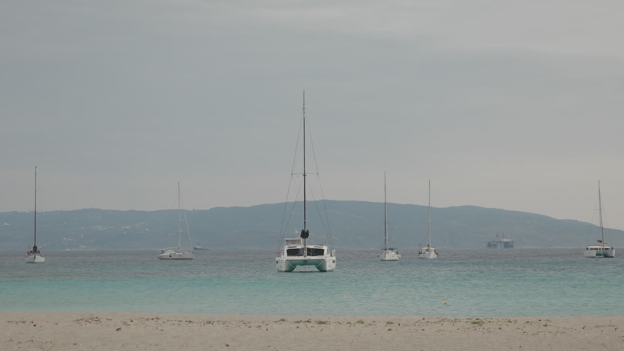 barcos cerca de la playa de simos en elafonisos grecia
