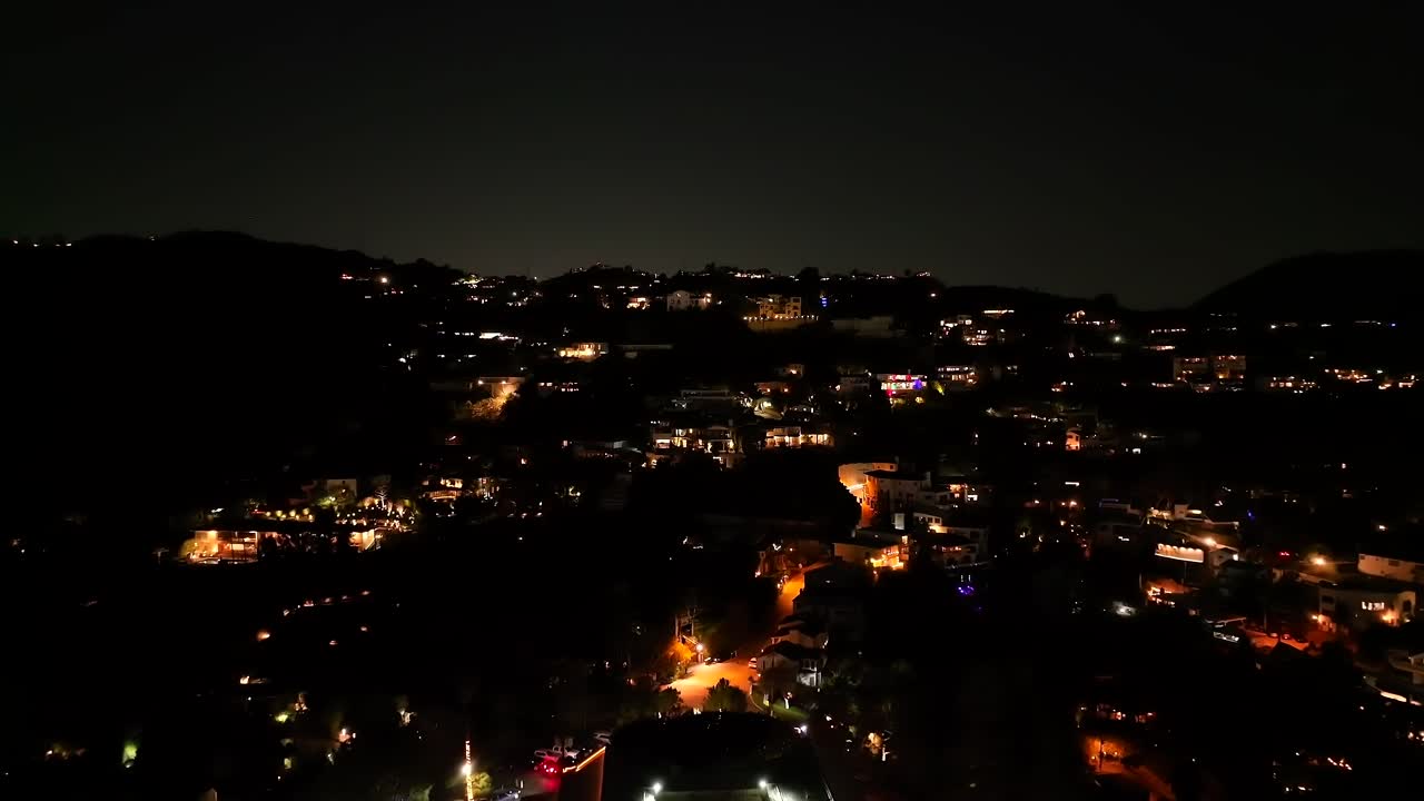 barrio suburbano de hollywood hills, california por la noche - retiro revelación aérea