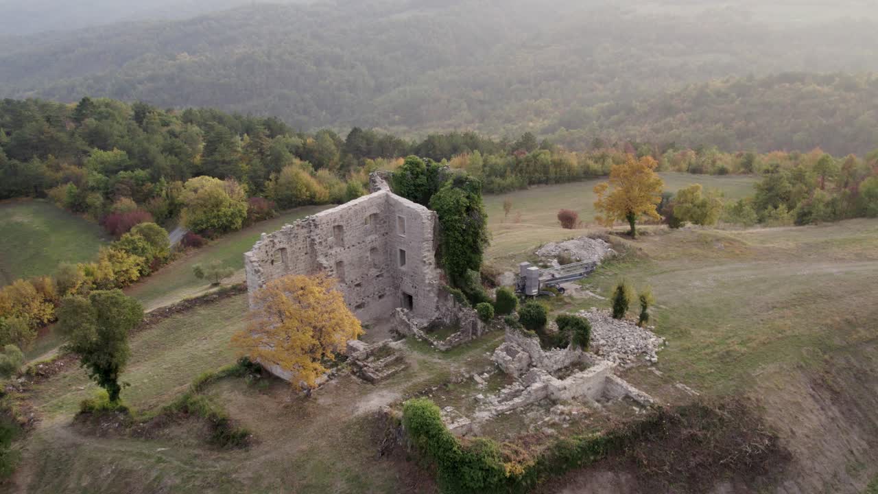 Toma aérea de antiguas ruinas de castillo bañadas por el resplandor del atardecer, Paz, Istria, Croacia