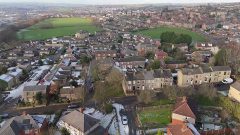 Die-Winteransicht-Aus-Der-Drohnenperspektive-Erfasst-Die-Typische-Britische-Städtische-Wohnsiedlung-Des-Dewsbury-Moore-Council-Estate-Mit-Reihenhäusern-Aus-Rotem-Backstein-Und-Dem-Industriellen-Yorkshire