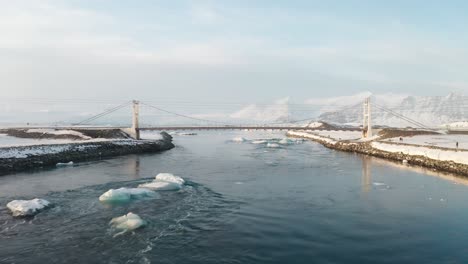 Moviéndose-Debajo-De-Un-Puente-Con-Un-Dron-En-Medio-Del-Invierno-Y-Sobre-El-Mar-En-Islandia