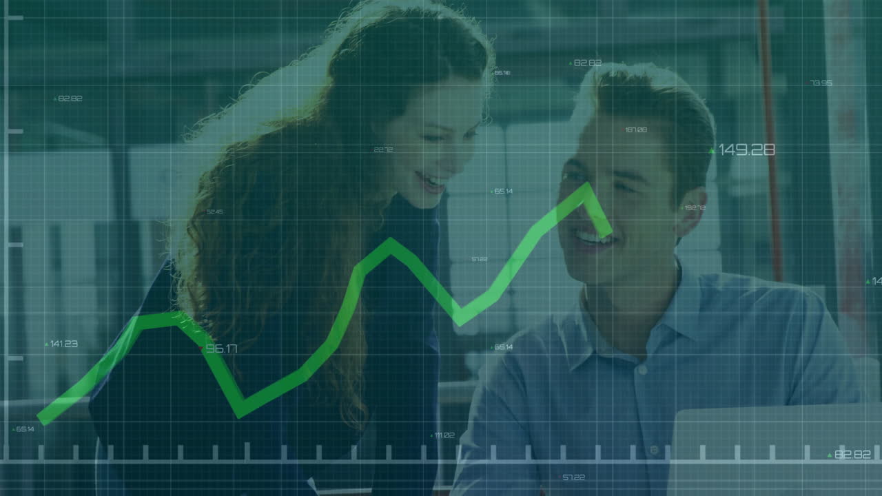 animación del procesamiento de datos financieros sobre diversos colegas que discuten el trabajo en la oficina