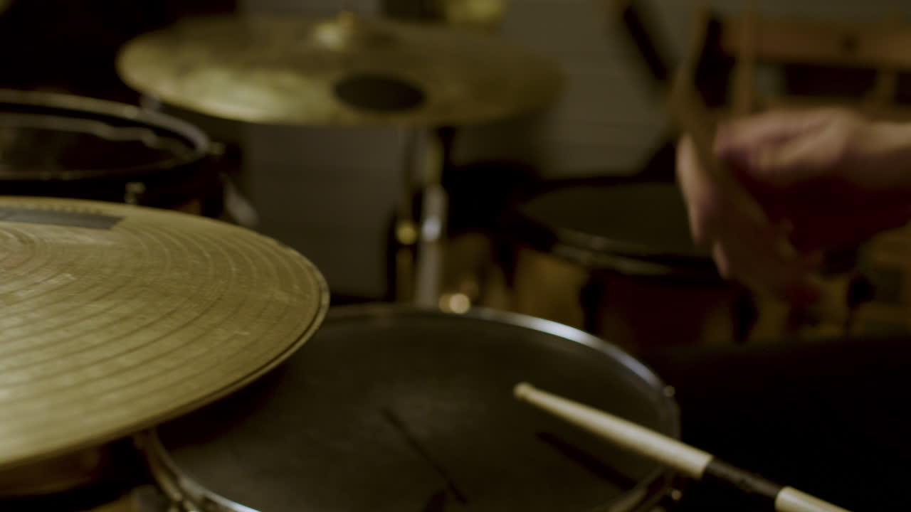 스튜디오에 있는 알아볼 수 없는 음악가