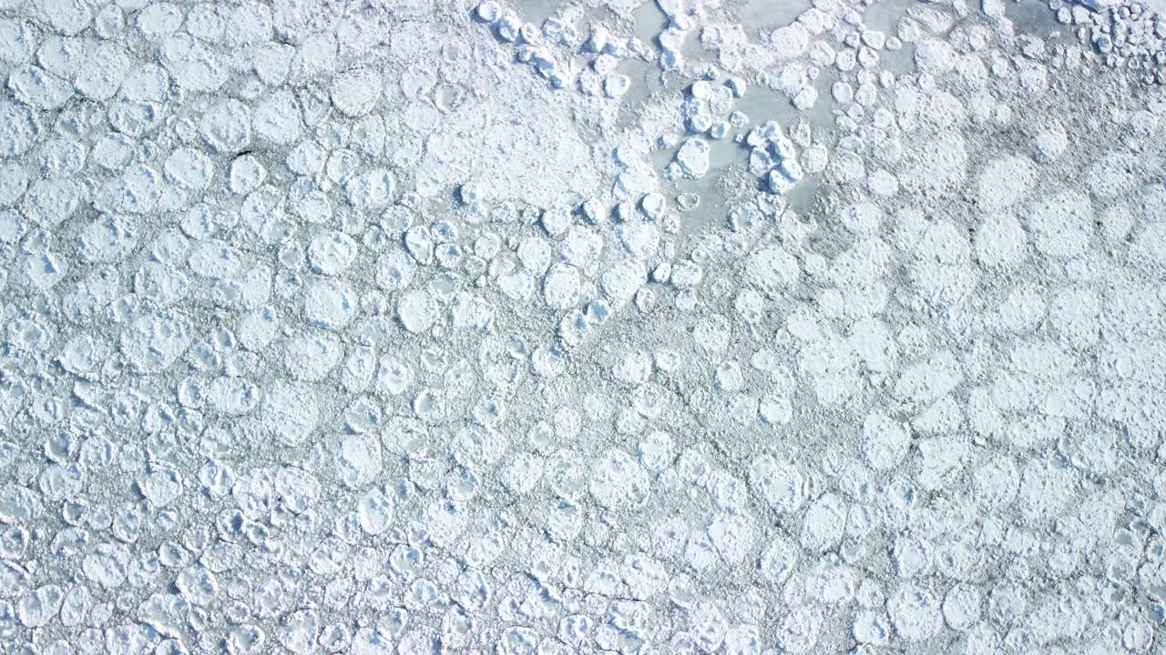 공중 회전 드론 샷 얼어붙은 호수 360