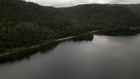 Dramatischer-Blick-Auf-Den-üppigen-Wald-Am-See-Im-Gaspesian-Provincial-Park-In-Quebec,-Kanada-An-Einem-Bewölkten-Tag---Luftdrohne