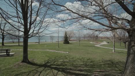 Parque-Junto-Al-Lago-Vacío-En-La-Soleada-Tarde-De-Invierno-En-El-Lago-Ontario-Canadá