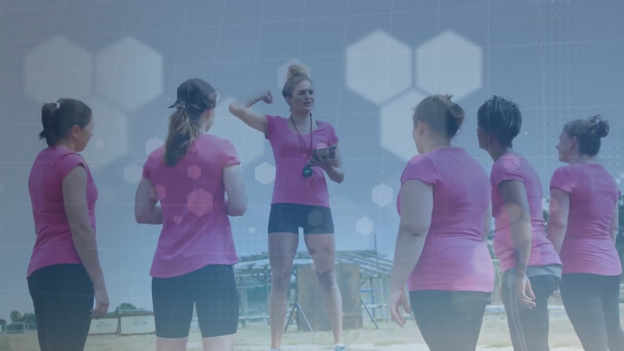 장애물 코스에서 코치와 함께 다양한 여성에 대한 모양과 반점의 애니메이션 듣기