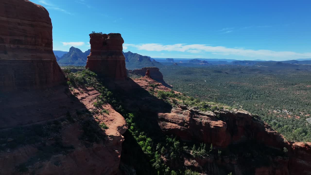 drone ascendiendo a través de formación de roca roja y vasto bosque en sedona, arizona usa