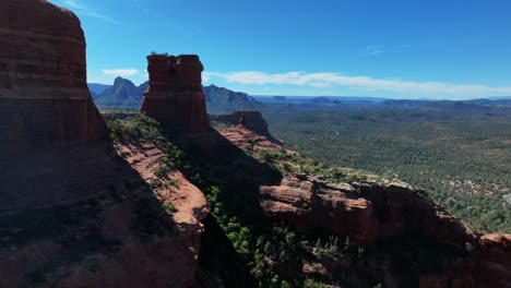 Drone-Ascendiendo-A-Través-De-Formación-De-Roca-Roja-Y-Vasto-Bosque-En-Sedona,-Arizona-Usa