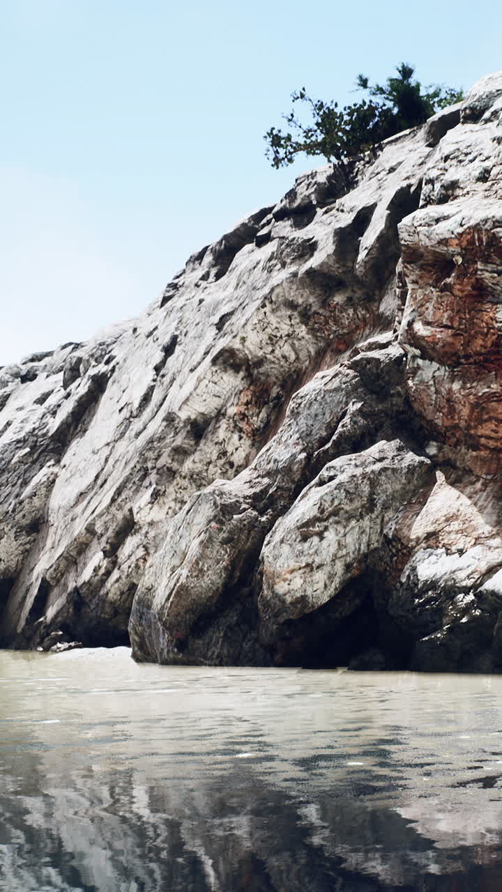 costa rocosa con reflejo de agua