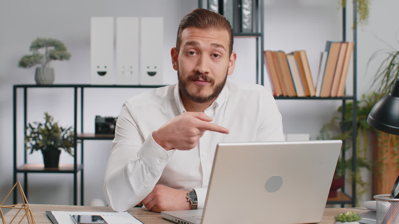 hombre de negocios trabajando en línea en una computadora portátil, comentarios positivos, como, aprobación de la solicitud, buena oferta