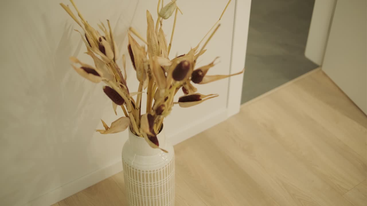 단순한 장식, 중립적인 톤 및 깨한 선을 특징으로하는 미니멀한 아파트 인테리어는 기능성을 강조하여 조용하고 조직적인 주거 공간을 만니다.