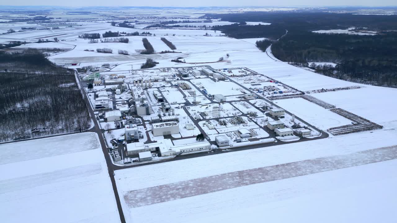 estación compresora de gas en invierno. tiro de arco aéreo