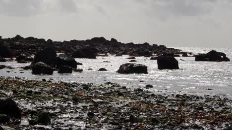 Captura-De-Silueta-De-Rocas-Expuestas-Durante-La-Marea-Baja.