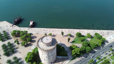 Vista-Aérea-De-La-Torre-Blanca-En-Tesalónica,-Grecia-A-La-Luz-Del-Día---Imágenes-De-Drones-4k