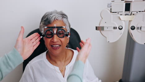 examen ocular, paciente o mujer feliz con oculista