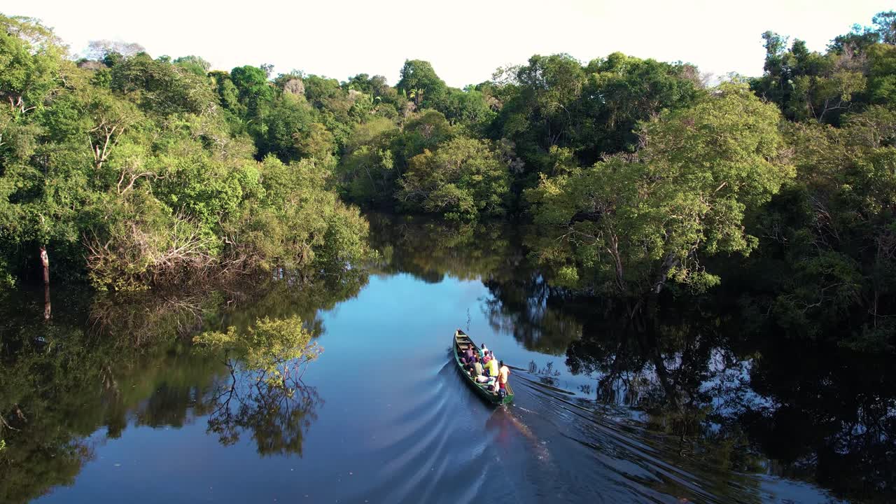 아마존 강에 보트