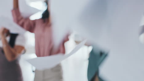 mujeres de negocios, equipo y celebración con papel
