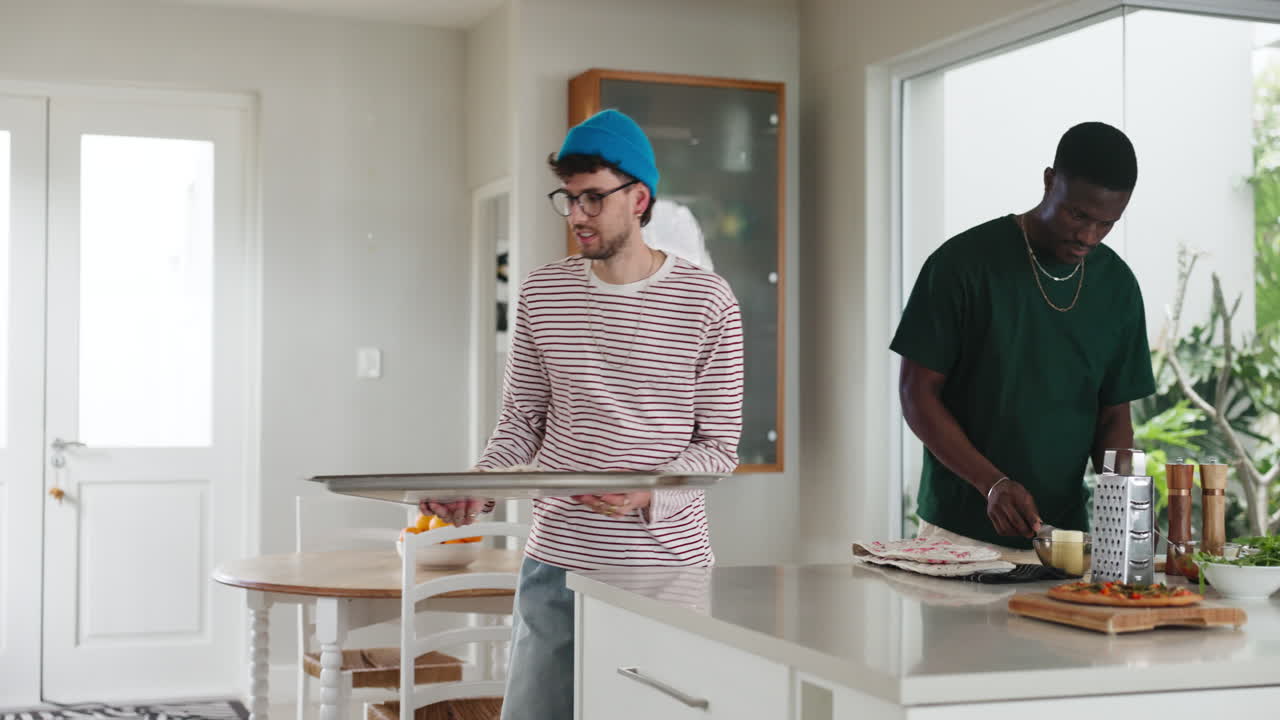 Homme préparant une pizza dans le four de la cuisine