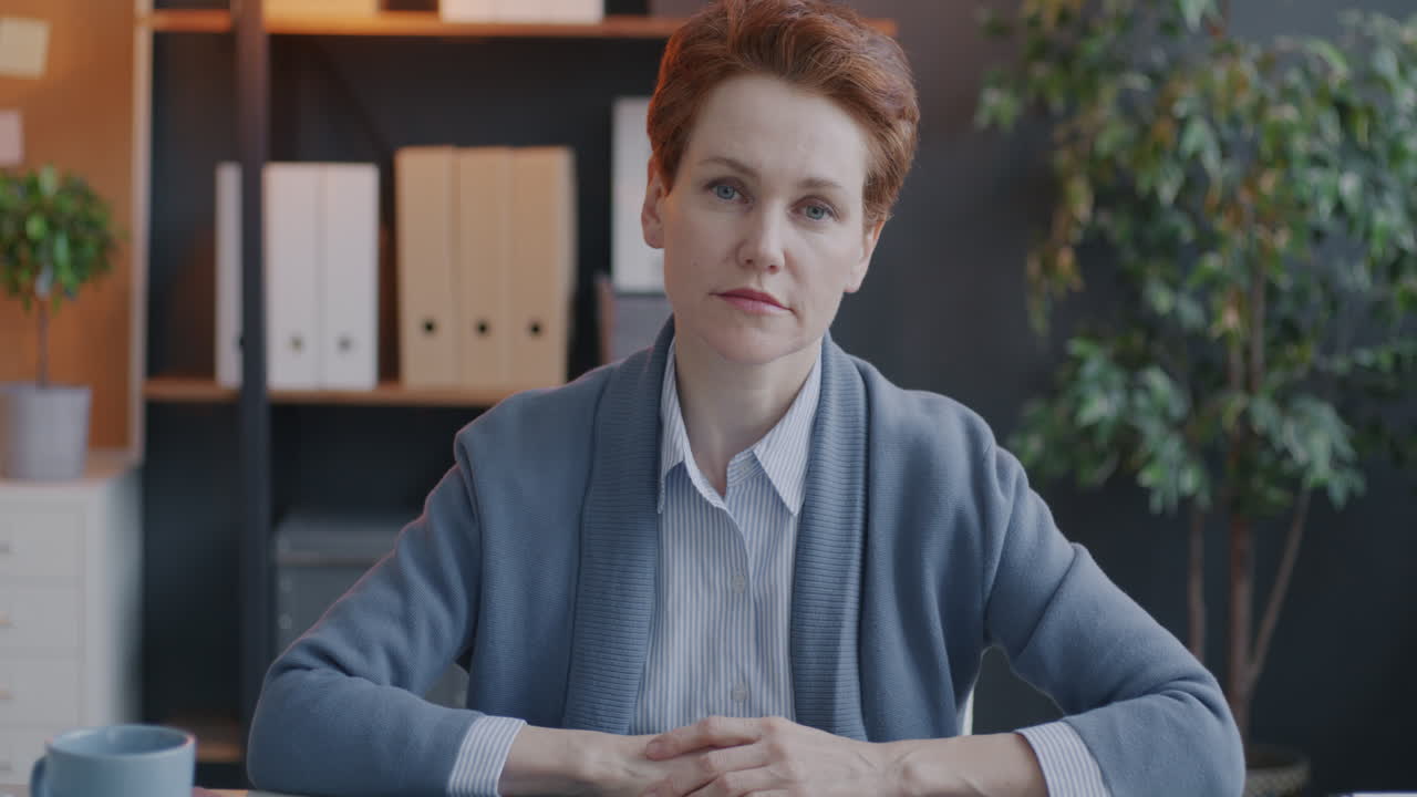 mujer de negocios en la oficina