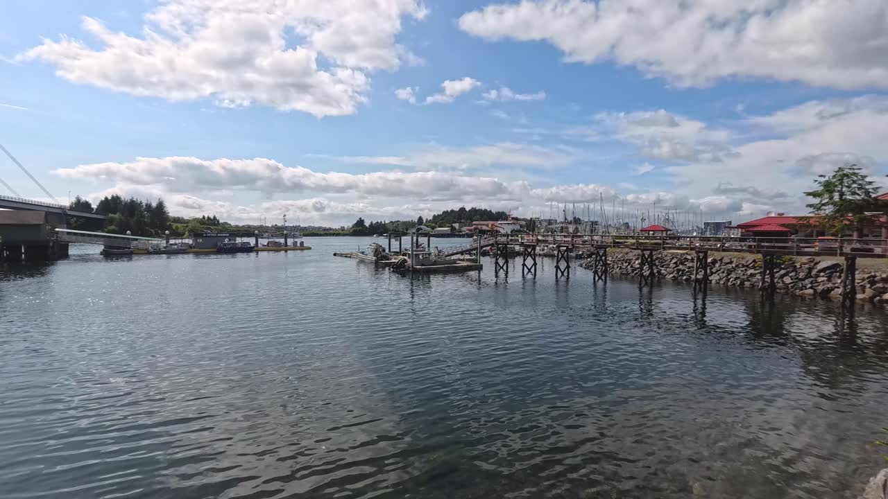 Naturskøn marina med både fortøjet ved en bro på en solskinsdag