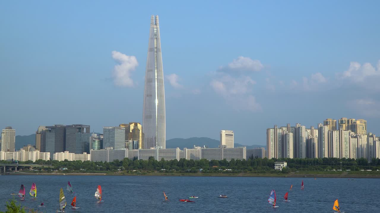 한강에서 수상 스포츠를 하는 사람들 - 윈드서핑, 카약, 패들보드, 카누 타기, 수상 스키 - 아름다운 화창한 날, 잠실, 서울, 대한민국을 배경으로 한 복권 월드 타워