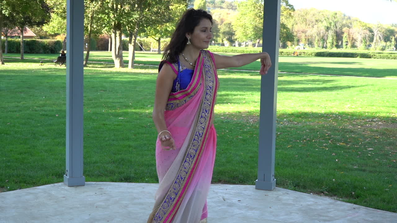 Ragazza carina che balla. Slow motion, campo medio lungo.