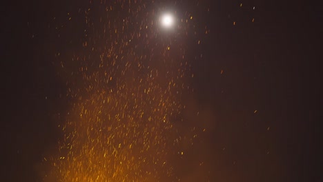 Fiesta-De-Luna-Llena,-Gran-Hoguera-Y-Multitud-Bajo-La-Luz-De-La-Luna