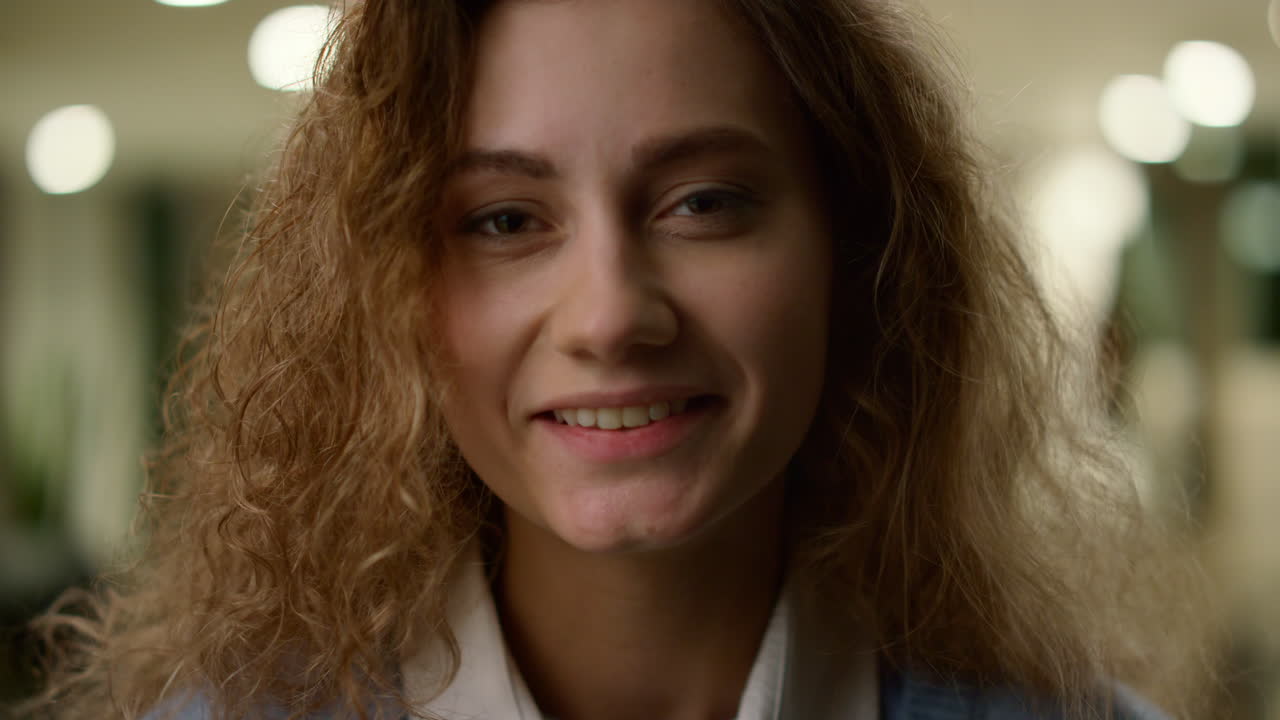 улыбающаяся деловая женщина смотрит в камеру. студент с позитивным выражением лица