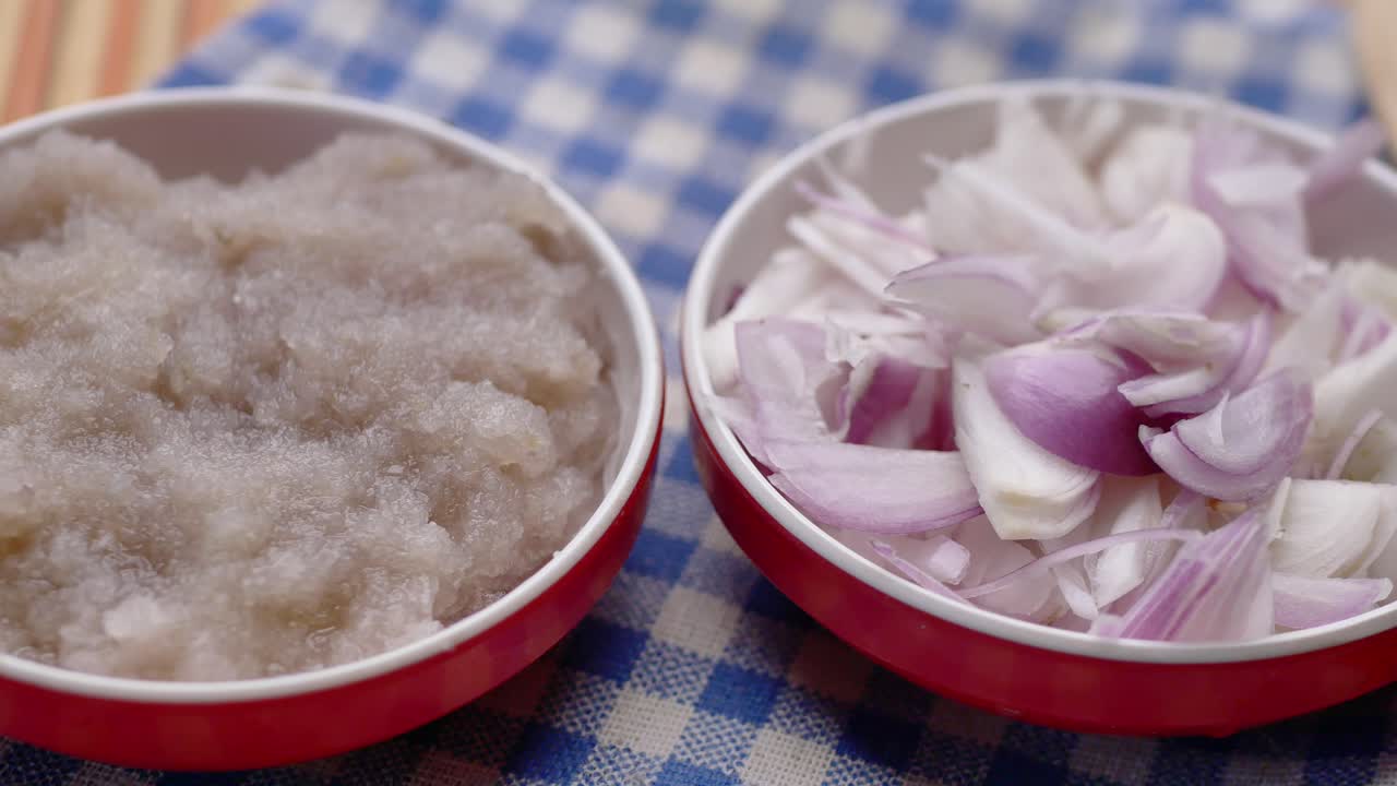 cebolla picada y pasta de pescado