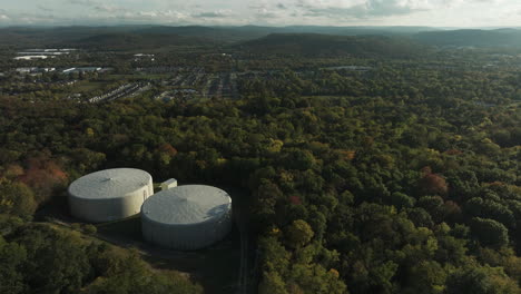 Vista-Aérea-De-Los-Tanques-De-Almacenamiento-De-Agua-En-El-Bosque-Cerca-De-Fayetteville,-Mount-Sequoyah,-Arkansas,-Estados-Unidos