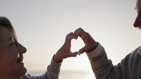 Pareja,-Corazón-Y-Manos-En-La-Playa-En-El-Cielo-Por-Amor