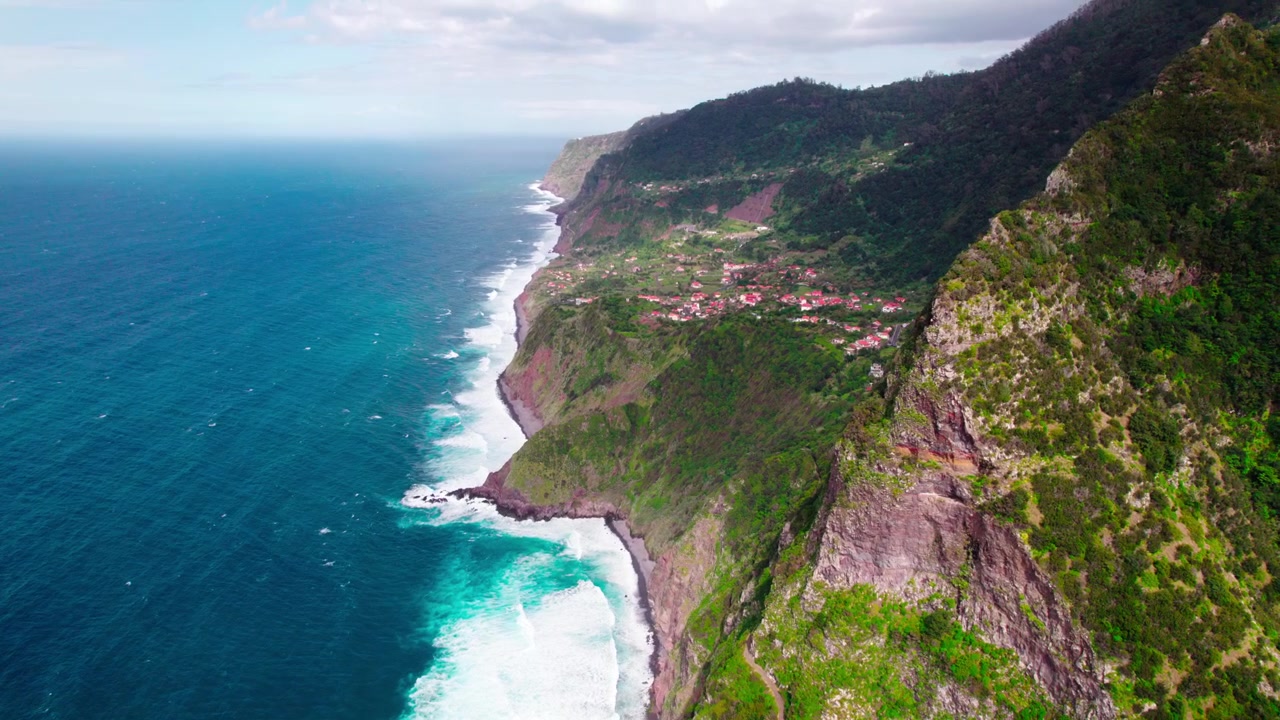 Paesaggio verde e montuoso di Madeira, Portogallo. Ripresa aerea con drone