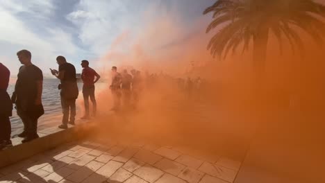 Menschen-In-Rauch.-Orangefarbener-Rauch