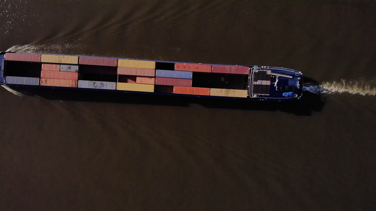 velero con envío de contenedores a granel en vías navegables interiores de oude maas cerca de barendrecht, países bajos