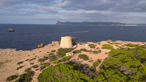el atardecer costero mediterráneo antigua torre histórica