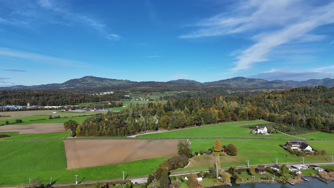 스위스 래퍼스빌 요나 (rapperswil-jona) 의 라스트플라츠 리시 숲의 나무를 볼 수 있는 오버시 호수 위를 날아다니는 항공기
