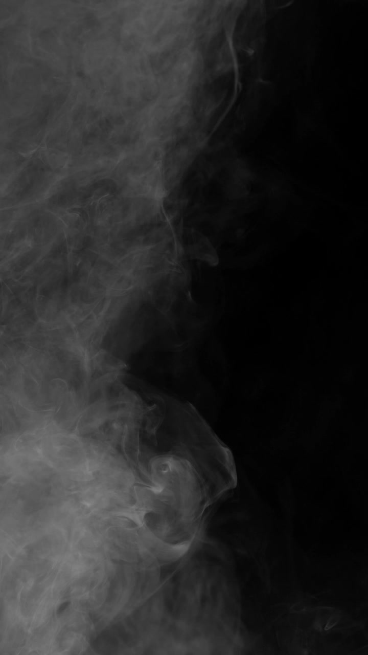 Video verticale di fumo bianco realistico o nebbia che scorre, perfetto per storie e reel sui social media