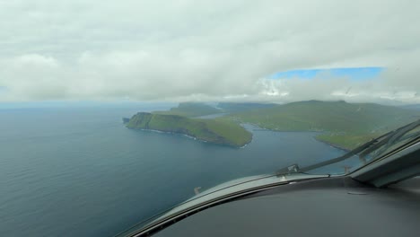 punto de vista del piloto desde la cabina de un avión que se acerca para aterrizar en el aeropuerto de vagar, islas feroe