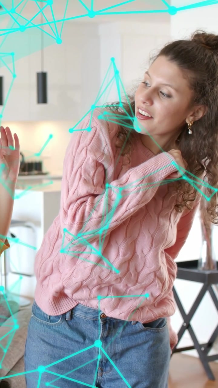 Video verticale: Donna che segue il ritmo, esegue una routine di esercizi per le braccia in cucina mentre una rete tecnologica turchese traccia.