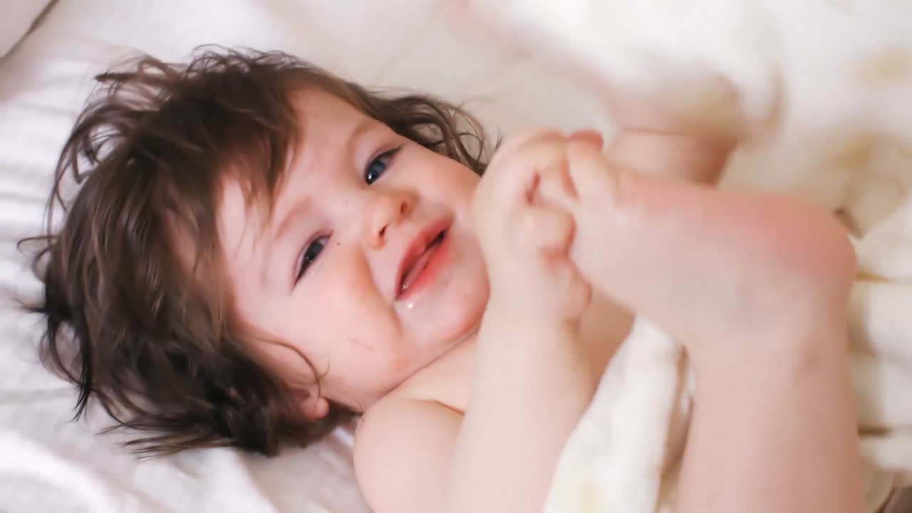 una niña linda jugando en la cama