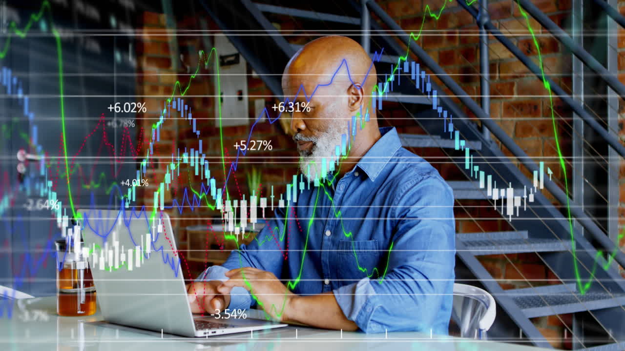 Animering af behandling af finansielle data over afroamerikansk mand, der bruger bærbar computer