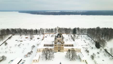 Vista-Aérea-Del-Monasterio-Pazaislis-Y-La-Iglesia-De-La-Visitación-En-Kaunas,-Lituania-En-Invierno,-Paisaje-Nevado,-Arquitectura-Barroca-Italiana